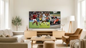 Salon lumineux et moderne avec un téléviseur connecté montrant simultanément du football, du rugby et une course automobile.